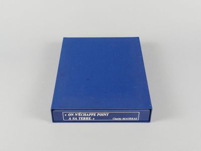 une boîte bleue portant une étiquette blanche, posée sur une surface blanche