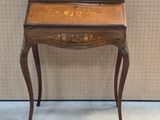 un petit bureau surmonté d'un tiroir