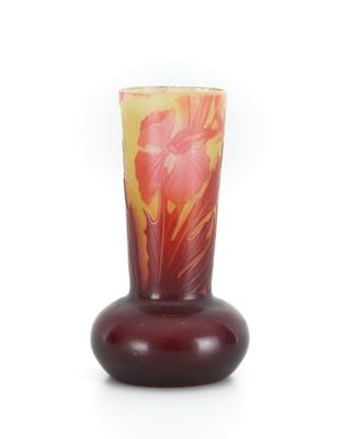 un vase orné d'un motif rouge et jaune