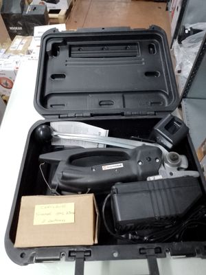 une mallette noire contenant des outils, posée sur une table