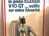 un panneau sur lequel figure l'image d'un chien tenant un pneu