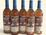 quatre bouteilles de vin ornées d'un motif représentant une menorah