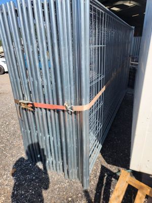 une barrière métallique qui a été placée devant un camion