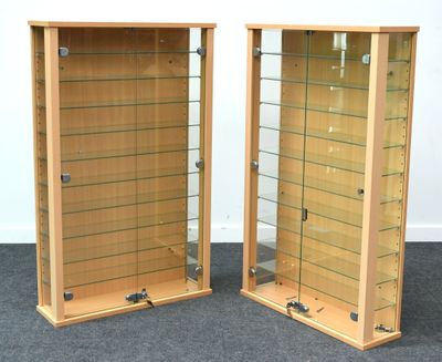 paire de vitrines en bois avec des étagères en verre de chaque côté