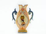 un vase sur lequel figure la photo d'une femme