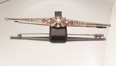 une paire de barrettes posées sur un téléphone portable
