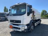 une photo d'un camion blanc garé dans un parking