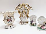 trois vases posés sur une surface blanche