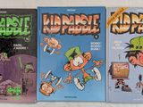 trois livres pour enfants sont alignés sur une surface blanche