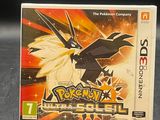 La boîte du jeu Pokémon Fireblade est posée sur une table.