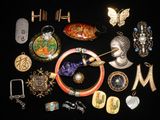 de nombreux types de bijoux exposés sur un fond noir