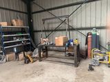 un garage rempli d'outils et de matériel