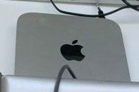 un gros plan d'un ordinateur Apple posé sur une table