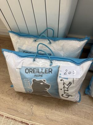 trois sacs d'oreillers Orieler posés par terre devant un radiateur