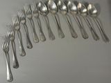 beaucoup de cuillères et de fourchettes en argent sur la table
