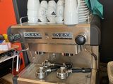une machine à café posée sur une table