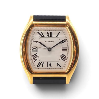 une image représentant une montre dorée et noire dont le cadran est orné de chiffres romains