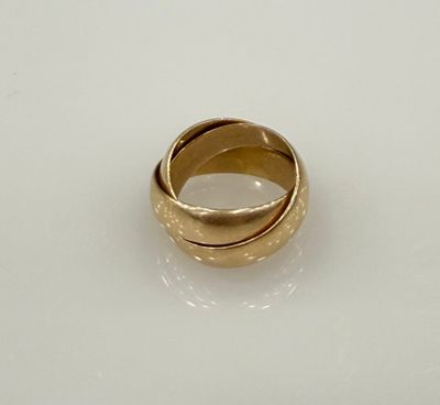 gros plan d'une bague en or sur une surface blanche