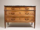 une commode ancienne avec un plateau en marbre et des pieds en bois