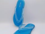 une paire de tongs bleues posées sur une surface blanche, sur fond blanc