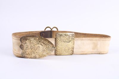gros plan d'une ceinture en or avec une boucle