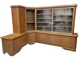 une photo d'une bibliothèque d'angle à portes vitrées