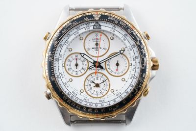 gros plan d'une montre sur une surface blanche