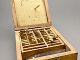 une vieille boîte en bois contenant tout un tas de vis