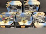 Plusieurs boîtes de figurines Star Wars sont posées sur une table