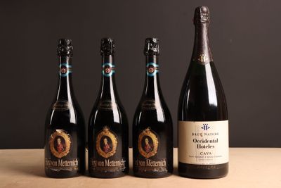 quatre bouteilles de vin sont alignées sur une table