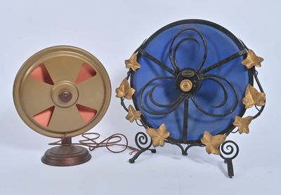 une horloge bleue et dorée posée à côté d'une horloge rouge et dorée