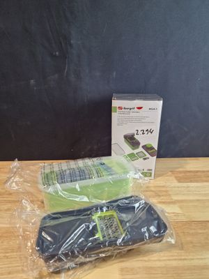 un sac de nourriture posé sur une table à côté d'une boîte de nourriture