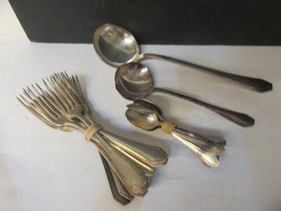 beaucoup de cuillères en argent et de cuillères sur une table