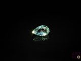 gros plan d'un diamant bleu sur une surface noire