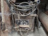 une machine qui se trouve au milieu d'un tas de tuyaux