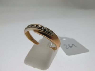l'image d'une bague en or ornée de diamants