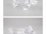 deux photos d'un bol en verre avec un chien à l'intérieur
