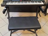 un piano et un tabouret dans une pièce