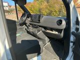 une vue de l'intérieur d'un véhicule depuis le siège du conducteur