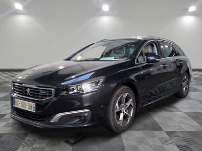 la voiture noire est garée sur un sol en damier dans le garage