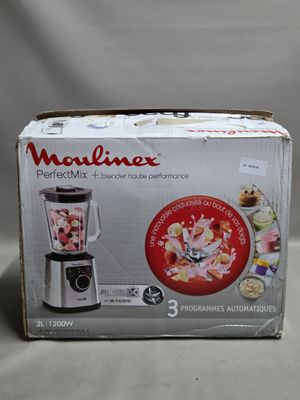 emballage d'un mixeur posé sur une table, à côté d'une boîte
