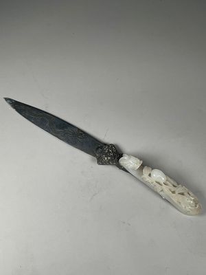 a knife that is laying on a table