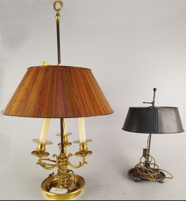 deux lampes placées l'une à côté de l'autre