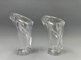 une paire de vases en verre transparent sur fond gris