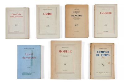 plusieurs vieux livres sont alignés sur une surface blanche