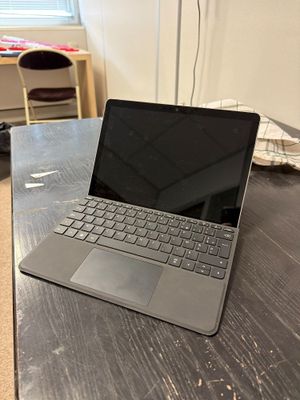 un ordinateur portable posé sur une table dans une pièce