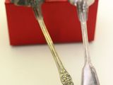 deux cuillères posées l'une à côté de l'autre sur une table