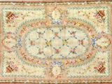 un gros plan d'un tapis orné de fleurs