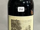 une bouteille de vin posée sur une table
