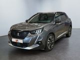 un SUV gris garé dans une pièce aux murs blancs